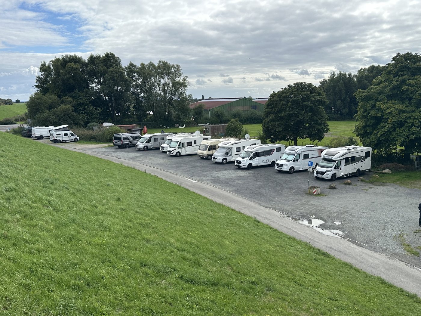 Wohnmobilstellplatz am Elbdeich in Jork im Alten Land – Station im REX Camper Reisebericht