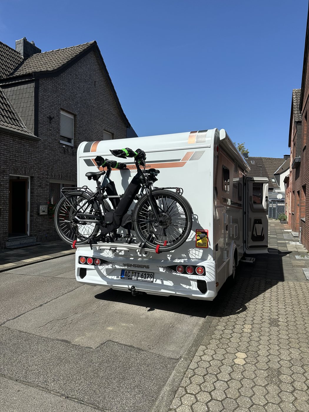 REX Camper Wohnmobil mit zwei E-Bikes auf dem Fahrradträger vor der Abfahrt an die Nordsee
