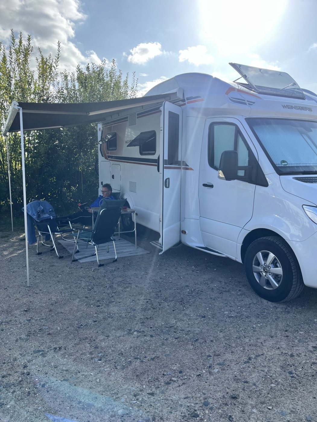 REX Camper Wohnmobil mit Markise im Ferienpark Lüttmoor bei Wismar an der Ostsee